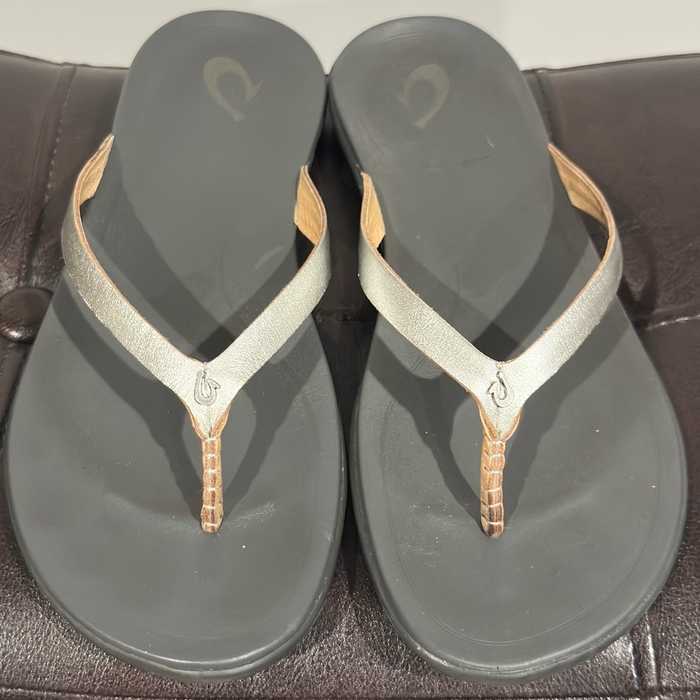 OLUKAI HoOpio Leather Women's Flip Flop Sandal Silver/Charcoal SILVER Size 8
